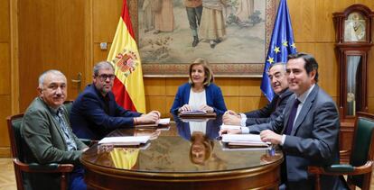 Desde la izquierda: los secretarios generales de UGT, Pepe Álvarez, y CC OO, Unai Sordo, la ministra de Empleo, Fátima Báñez, y los presidentes de CEOE, Juan Rosell, y Cepyme, Antonio Garamendi
