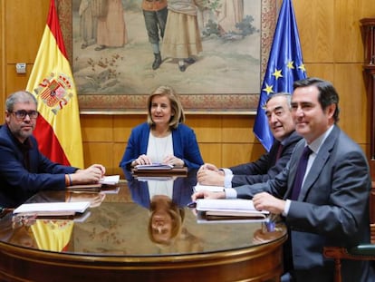 Desde la izquierda: los secretarios generales de UGT, Pepe &Aacute;lvarez, y CC OO, Unai Sordo, la ministra de Empleo, F&aacute;tima B&aacute;&ntilde;ez, y los presidentes de CEOE, Juan Rosell, y Cepyme, Antonio Garamendi