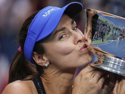 Hingis besa el trofeo de dobles del &uacute;ltimo US Open.
