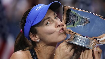 Hingis besa el trofeo de dobles del &uacute;ltimo US Open.
