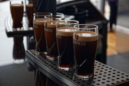 Pintas de Guinness recién tiradas en el último piso del Storehouse en Dublín, Irlanda.