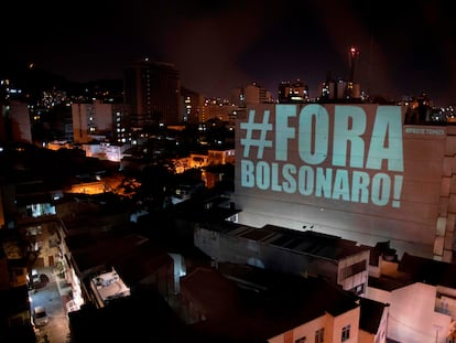 Projeção no bairro de Botafogo, no Rio, homenageia vítimas da covid-19 e pede a saída de Bolsonaro.