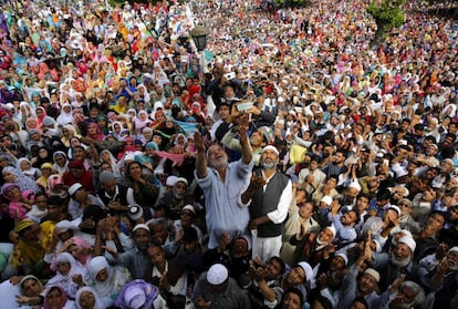 Mujeres rezan en el templo de Hazratbal a las afueras de Srinagar (India), con motivo del primer viernes tras la celebración de la ascención de Mahoma al cielo.