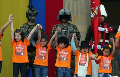 Niños participan en la ceremonia de investidura del nuevo presidente colombiano, Iván Duque, en la Plaza de Bolívar de Bogotá.