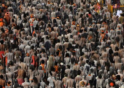Sacerdotes hindúes participan en el Festival de la Jarra, en Haridwar, India.