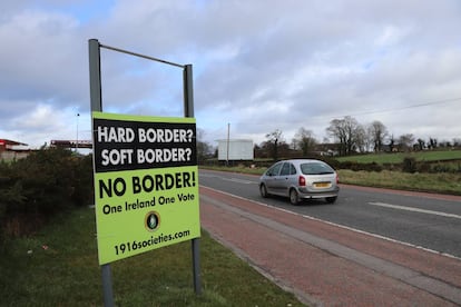 Cartel de rechazo a la frontera entre las dos Irlandas.