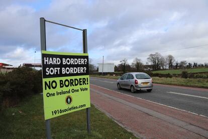 Cartel de rechazo a la frontera entre las dos Irlandas.