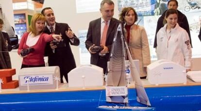 La secretaria de Organización del PSOE, Leire Pajín, junto al líder de los socialistas valencianos, Jorge Alarte, entre otros, en el stand de la Comunidad Valenciana en Fitur.