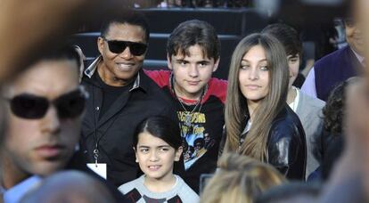 Tito Jackson y sus sobrinos Michael, Paris y &#039;Blanket&#039;.