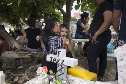 Familias de las víctimas durante un funeral 