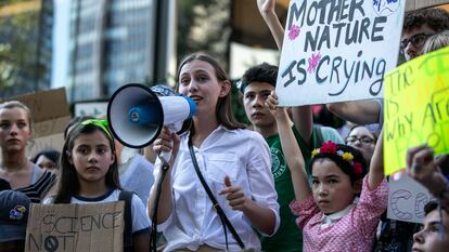 Alexandria Villaseñor participa en una protesta enfrente de la sede de Naciones Unidas en Nueva York, en agosto de 2019.