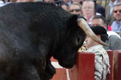 El toro <i>Zapatero</i> saltando ayer ante la barrera de la plaza de la Maestranza.