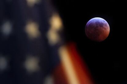 Eclipse lunar na cidade de Washington (EUA).