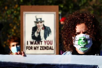 Pese al dispositivo policial, decenas de profesionales sanitarios protestaron frente al hospital este martes para criticar un proyecto en su opinión "inútil", y cuyo coste final duplicó el presupuesto inicialmente contemplado.