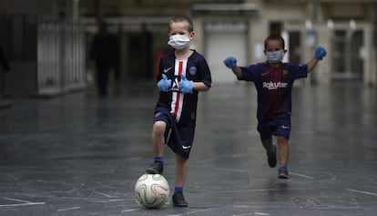 Two children playing soccer in San Sebastián.