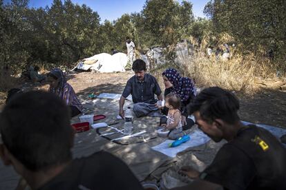 La hospitalidad es una obligación en esta familia de origen afgano. Etemadi prepara platos tradicionales para las visitas de los voluntarios y las organizaciones que les asisten en su integración en Alemania. Reciben mensualmente del Estado 1.300 euros.