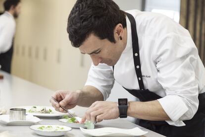 El chef Eneko Atxa, en el restaurante Azurmendi. Atxa logró el Premio Nacional de Gastronomía 2016 y el pasado enero se convirtió en cocinero del año en Madrid Fusión.