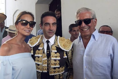 Isabel Preylser, Enrique Ponce y Mario Vargas Llosa, en Málaga.