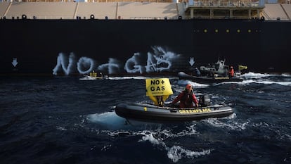 Activistas de Greenpeace en una acción para exigir el fin de los combustibles fósiles frente a un buque cargado de gas licuado en el puerto de Sagunto (Valencia) en 2021.