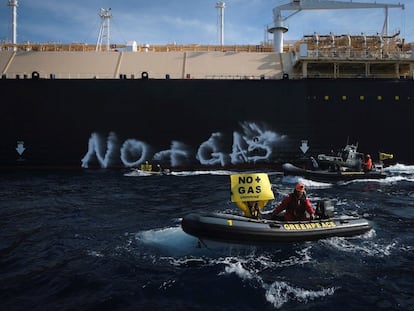 Activistas de Greenpeace han bloqueado este martes la entrada de un buque cargado de gas licuado al puerto de Sagunto (Valencia).