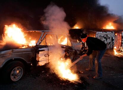 Un manifestante quema coches en una calle de Beirut. Las principales carreteras del Líbano permanecen cortadas desde primeras de hoy para "hacer respetar" la huelga general convocada por la oposición libanesa liderada por el grupo chií Hezbolá.