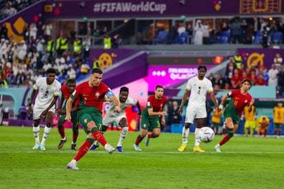 Cristiano Ronaldo anota el primer gol del partido ante Ghana este jueves en el estadio 974 de Doha.