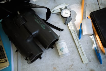 Las herramientas con las que se realiza el monitoreo de aves, en el que se toman nota de una serie de métricas para ver el tipo de aves que llegan al sitio de restauración así como su estado de salud.