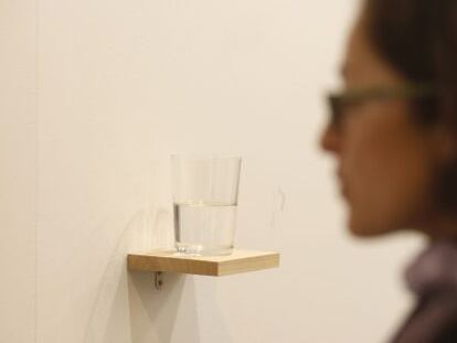 La obra &#039;Vaso de agua medio lleno&#039;, de Wilfredo Prieto.