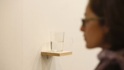 La obra &#039;Vaso de agua medio lleno&#039;, de Wilfredo Prieto.
