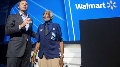 El consejero delegado de Walmart con un empleado