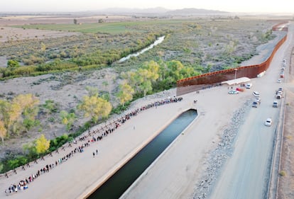 Inmigrantes esperan a ser procesados por la Patrulla Fronteriza en Yuma, Arizona, en mazo de 2023.