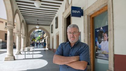 Juan Manuel Cañas, empleado del BBVA que procede de Caja Postal, frente a la sucursal donde trabaja en Jaén.