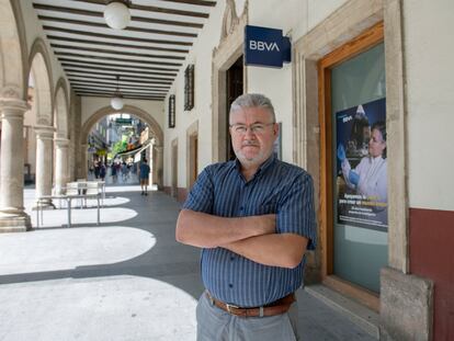 Juan Manuel Cañas, empleado del BBVA que procede de Caja Postal, frente a la sucursal donde trabaja en Jaén.