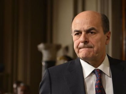 Pier Luigi Bersani se dispone a anunciar a la prensa su renuncia.