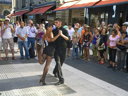 Dos bailarines de tango en la calle Florida, en Buenos Aires.