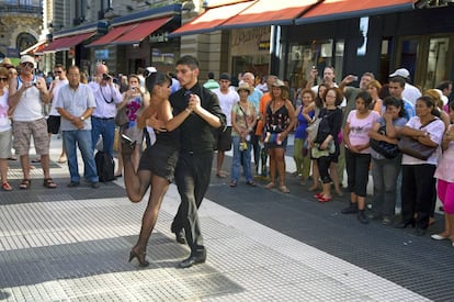 Dos bailarines de tango en la calle Florida, en Buenos Aires.