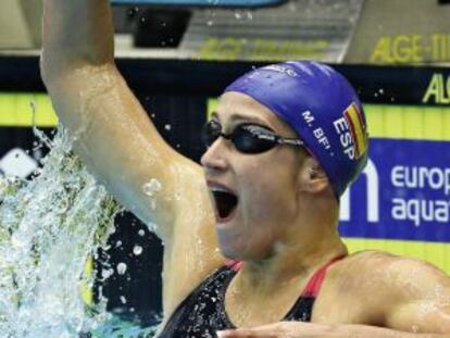 Mireia Belmonte celebra su triunfo en los 400m libre.