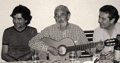 De izquierda a derecha: Joaquín Sabina, Ángel González y Felipe Benítez, en Rota.