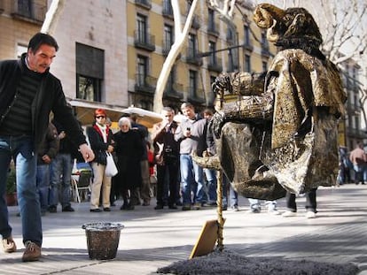 Estatuas humanas en la Rambla de Barcelona.