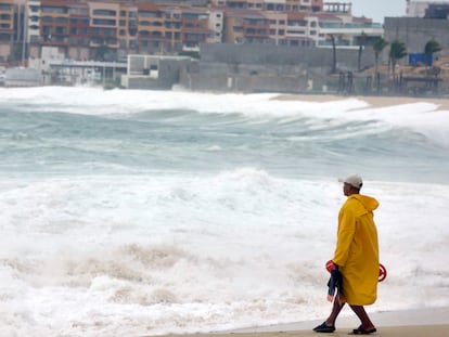 Un guardavidas supervisa el alto oleaje en playas del balneario de Los Cabos, hoy en el estado de Baja California (México).