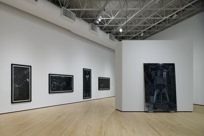 Vista de la instalación de Vincent Valdez: Just a Dream... en el Contemporary Arts Museum Houston, 2024.