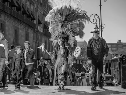 La danzante Quetzal Quiahutl (Anel Juarez Cardoso), retratada a la salida del metro. (Ciudad de México, febrero de 2020).