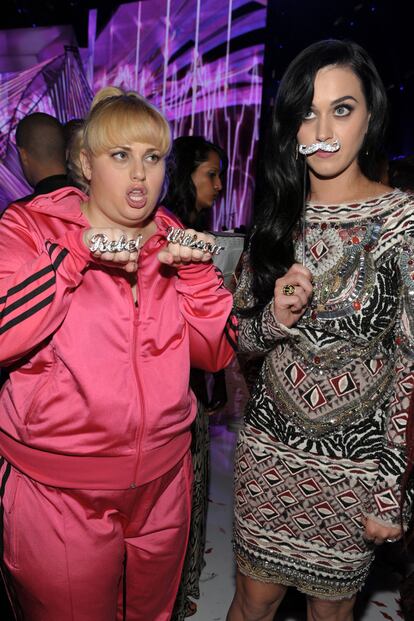 La actriz Rebel Wilson y Katy Perry: la extraña pareja de la fiesta.