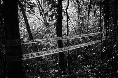Estas barreras de plástico delimitan las zonas de la Amazonia altamente contaminadas. Según la Unión de Afectados por Texaco (UDAPT), los vertidos en la zona suponen uno de los desastres petroleros más graves de la historia, 30 veces mayor que el del vertido del petrolero Exxon Valdez. La batalla legal no ha concluido.