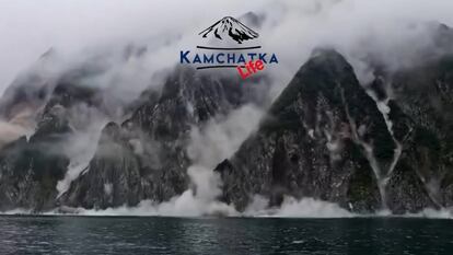 Grandes rocas colapsan en Kamchatka formando imponentes nubes de polvo a causa del terremoto.