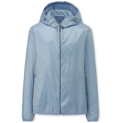 Parka ligera de Uniqlo en color azul. (19,90 euros)

 