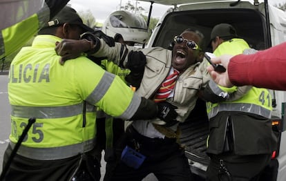 Un hombre grita proclamas sobre las elecciones venezolanas ante el consulado de su país en Colombia.