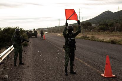 Elementos del Ejército Mexicano en una carretera en Zacatecas, México.