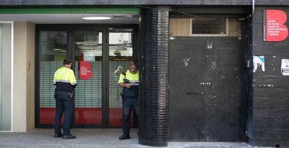 La Guardia Urbana custodia el centro de Servicios Sociales en Ciutat Meridiana, Barcelona.