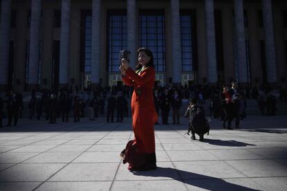 Una delegada se toma una selfie cuando llega al Gran Salón del Pueblo para una sesión plenaria de la Conferencia Política del Pueblo Chino (CPPCC) en Pekín. 